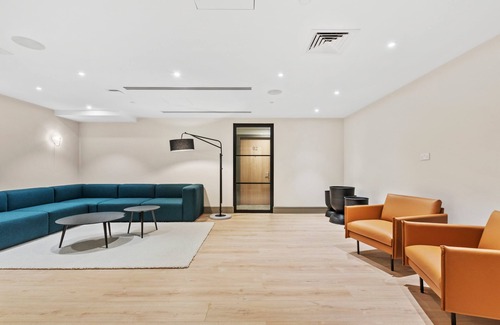Coombe Hill Apartment | Modern Apartment in West Wimbledon