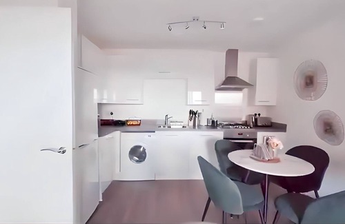 South Ockendon Apartment | Modern Apartment, close to station. 30 mins from Central London