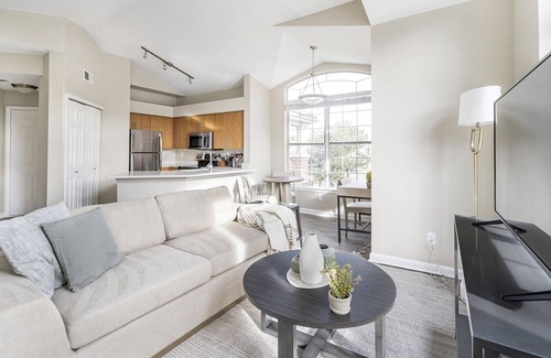Westridge Apartment | Modern Apartment in Prime Location (ID7578X85)