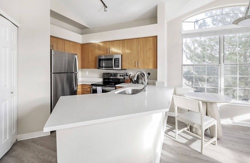 Westridge Apartment | Modern Apartment in Prime Location (ID7578X85)