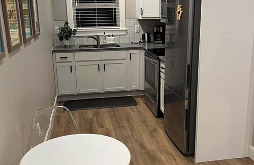 Manito Apartment | Modern Apartment 2 blocks from Manito Parkn