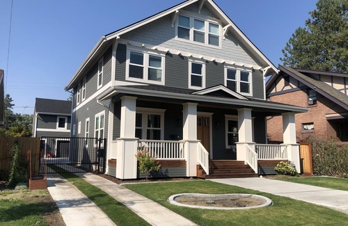 Manito Apartment | Modern Apartment 2 blocks from Manito Parkn