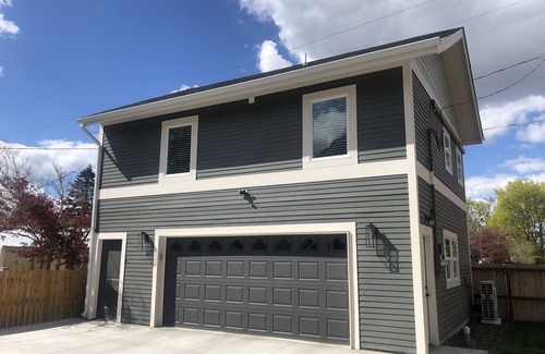Manito Apartment | Modern Apartment 2 blocks from Manito Parkn