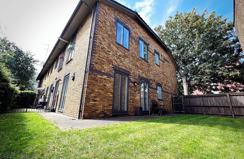 New Cross Apartment | Modern Apartment, 3 Bedrooms, Queens Road, London