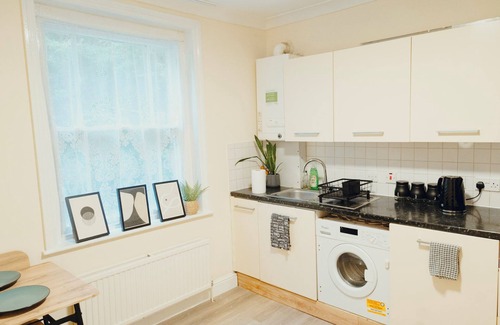 Stroud Green Apartment | Modern Apartment, 3 Bedroom, Sleeps 8, Near Ally Pally, Balcony & Workspace