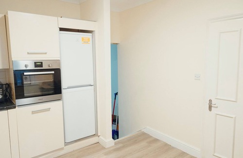 Stroud Green Apartment | Modern Apartment, 3 Bedroom, Sleeps 8, Near Ally Pally, Balcony & Workspace