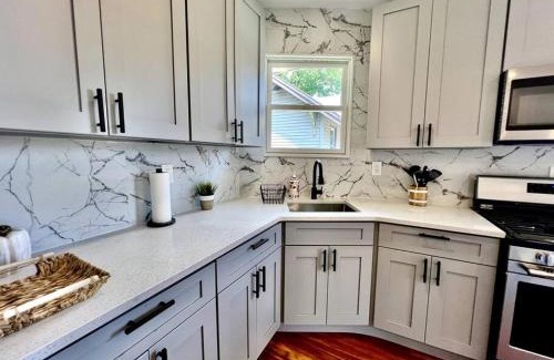 Port Richmond Apartment | Modern Apartment - 3 Bedrooms, 2 Bathrooms