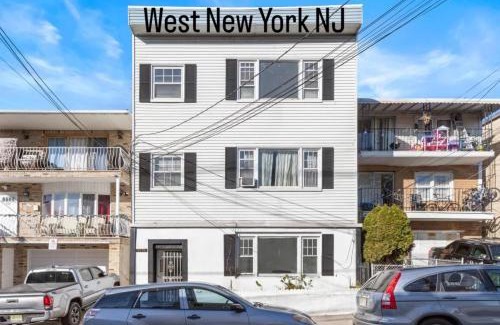 West New York Apartment | Modern Apartment 3BR 1BD West New York 15 minutes to NYC