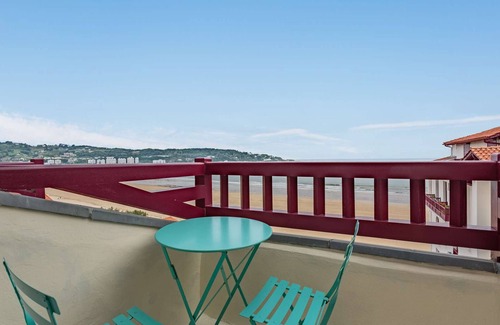 Hendaye Apartment | Modern apartment 75m from the beach with balcony and wifi