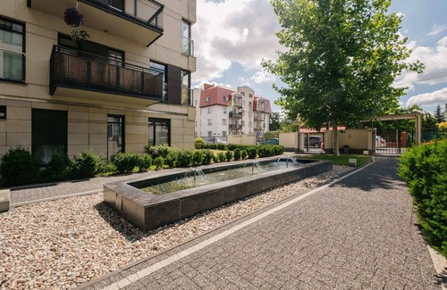Wlochy Apartment | Modern Apartment Across the Ponds