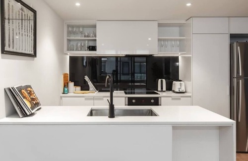 Brunswick East Apartment | Modern Apartment w/Rooftop by Peppy Beach Retreats® (Vic), Ettaro