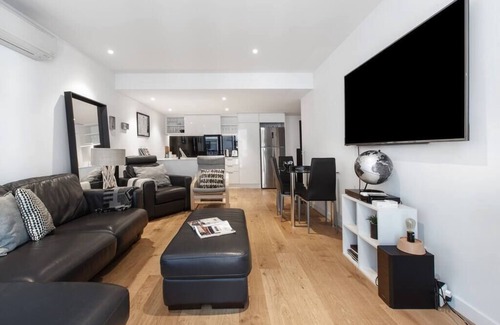 Brunswick East Apartment | Modern Apartment w/Rooftop by Peppy Beach Retreats® (Vic), Ettaro