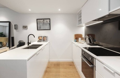 Brunswick East Apartment | Modern Apartment w/Rooftop by Peppy Beach Retreats® (Vic), Ettaro