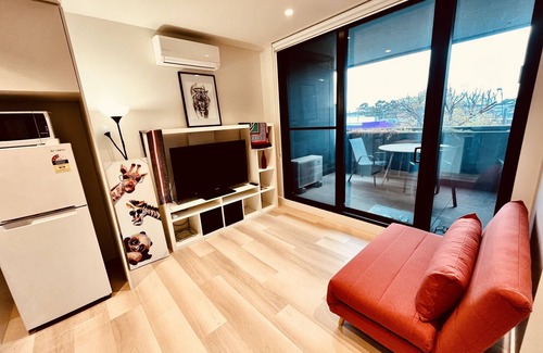 South Melbourne Apartment | Modern Apartment With Gym, Sauna, Pool & City Access