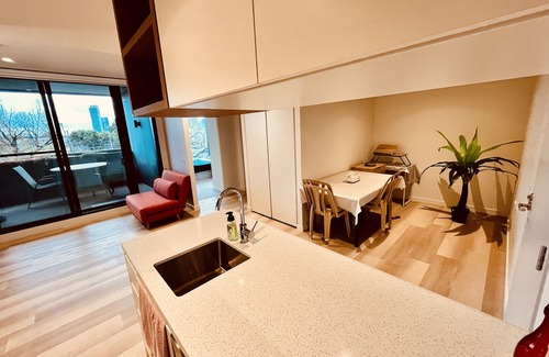 South Melbourne Apartment | Modern Apartment With Gym, Sauna, Pool & City Access