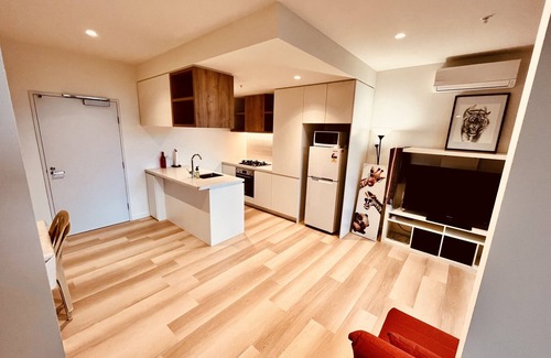 South Melbourne Apartment | Modern Apartment With Gym, Sauna, Pool & City Access