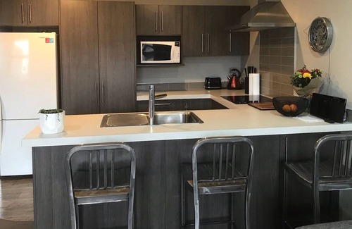 Hamilton North Apartment | Modern Apartment by Rugby Stadium