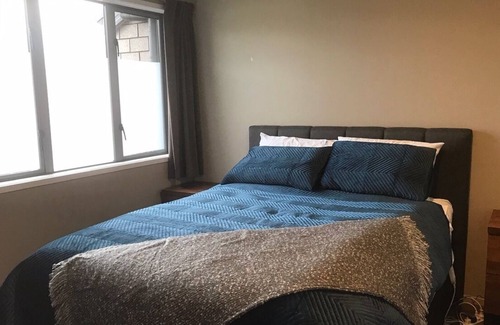 Hamilton North Apartment | Modern Apartment by Rugby Stadium