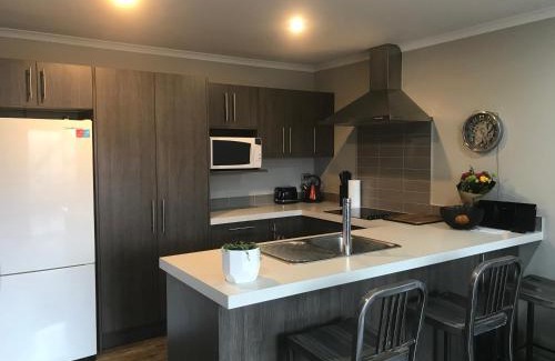 Hamilton North Apartment | Modern Apartment by Rugby Stadium
