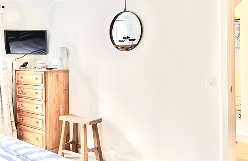 Mabe Bed & Breakfast | modern apartment for 2, ensuite, kitchen, with parking, in wooded valley.