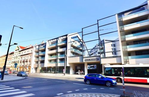 Nusle Apartment | Modern Apartment Garden Near The City Center