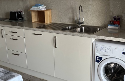 Trearddur Bay Apartment | Modern apartment with sea views free WIFI