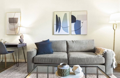 Southside Apartment | Modern Apartment in Prime Location (ID9016X33)