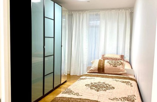 Gravesend House | Modern apartment in a nice neighborhood close to train station