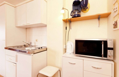 Bolsdorf Apartment | Modern Apartment in Bolsdorf with Sauna