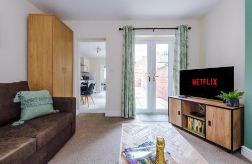 Crewe Apartment | Modern apartment in Crewe by 53 Degrees Property, ideal for long-term Business & Contractors - Sleeps 4