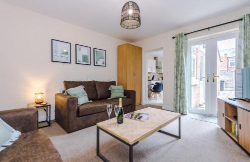 Crewe Apartment | Modern apartment in Crewe by 53 Degrees Property, ideal for long-term Business & Contractors - Sleeps 4