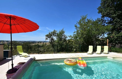 Cuzy Apartment | Modern apartment in Cuzy with a shared pool