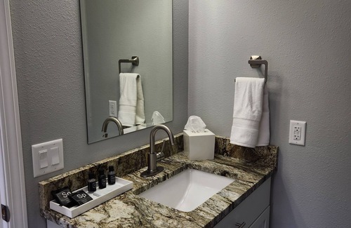 Iola Apartment | Modern Apartment in Iola located on the Square “Blue”