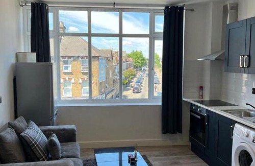 North Finchley Apartment | Modern Apartment in London