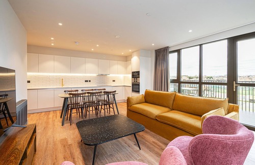 Tottenham Hale Apartment | Modern Apartment in North London
