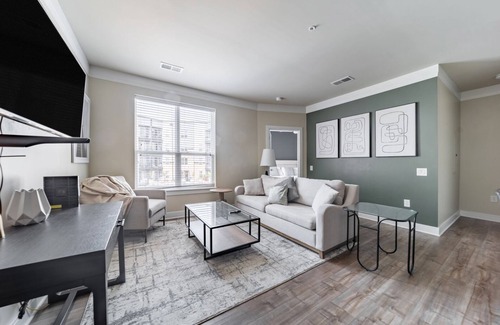 Beachwood Apartment | Modern Apartment in Prime Location (ID3932X6)