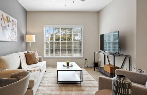 Brentwood Apartment | Modern Apartment in Prime Location (ID8439X05)