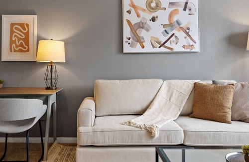Brentwood Apartment | Modern Apartment in Prime Location (ID8439X05)