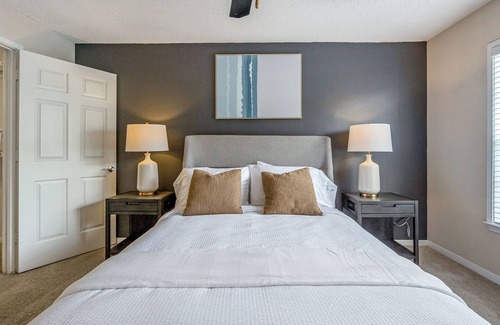 Brentwood Apartment | Modern Apartment in Prime Location (ID8494X66)