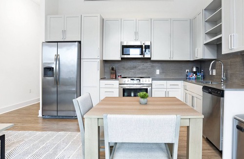 Second Ward Apartment | Modern Apartment in Prime Location (ID8880X39)