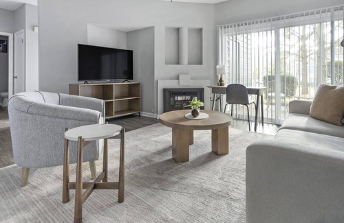 Charlotte Apartment | Modern Apartment in Prime Location (ID1380X183)