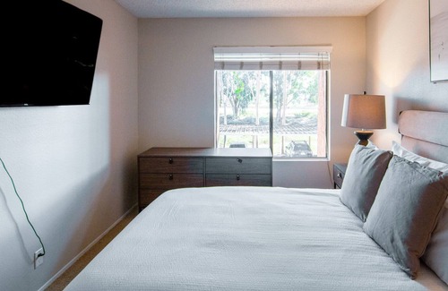 Country Club Apartment | Modern Apartment in Prime Location (ID7444X46)