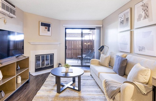 Country Club Apartment | Modern Apartment in Prime Location (ID8178X56)