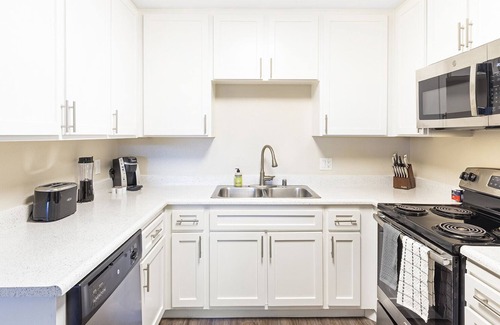 Country Club Apartment | Modern Apartment in Prime Location (ID8178X56)