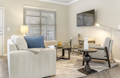Grapevine Apartment | Modern Apartment in Prime Location (ID9065X95)