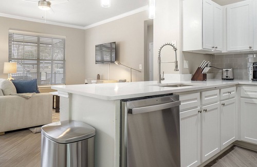 Grapevine Apartment | Modern Apartment in Prime Location (ID9065X95)