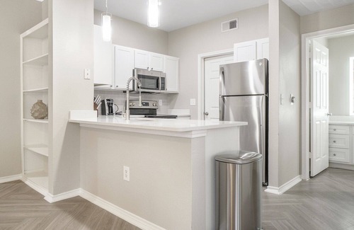 Grapevine Apartment | Modern Apartment in Prime Location (ID9065X95)