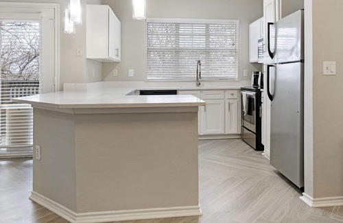 Grapevine Apartment | Modern Apartment in Prime Location (ID8172X38)