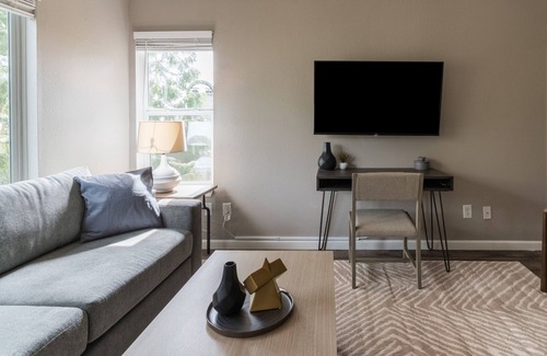 Tanasbourne Apartment | Modern Apartment in Prime Location (ID9188X02)