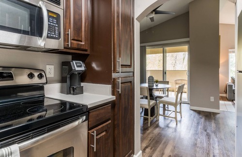 Tanasbourne Apartment | Modern Apartment in Prime Location (ID9188X02)